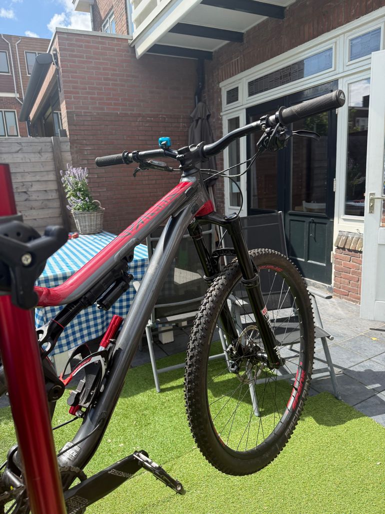 Used Commencal Meta V4 2017 2017 Mountainbike, Black — image 2 of 8