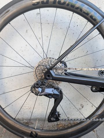 Used BMC Roadmachine 01 FIVE 2022 2022 Road & Gravel, Black — image 7 of 9