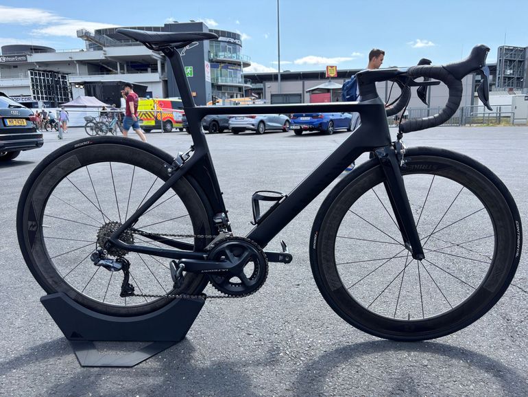 Canyon Aeroad CF SLX 8.0 2018 2018 Road & Gravel d'occasion — image 2 sur 15