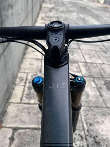 Orbea OIZ M-LTD 2024 2024 Mountainbike usato, Grigio chiaro — immagine 7 di 13