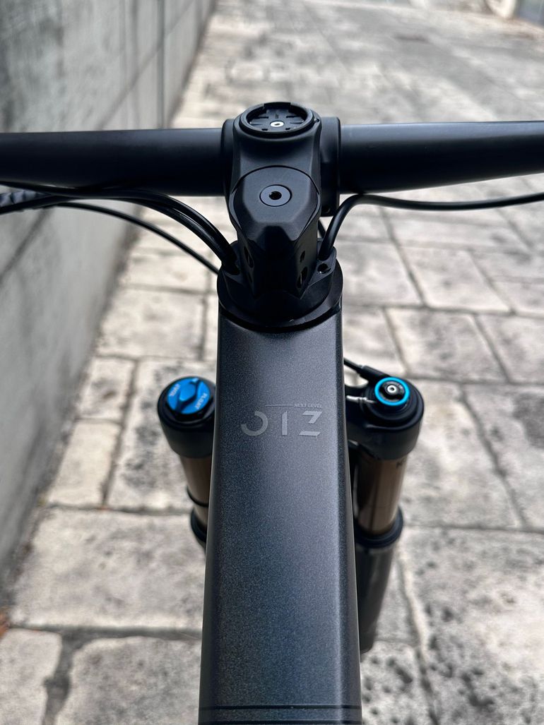 Orbea OIZ M-LTD 2024 2024 Mountainbike usato, Grigio chiaro — immagine 7 di 13