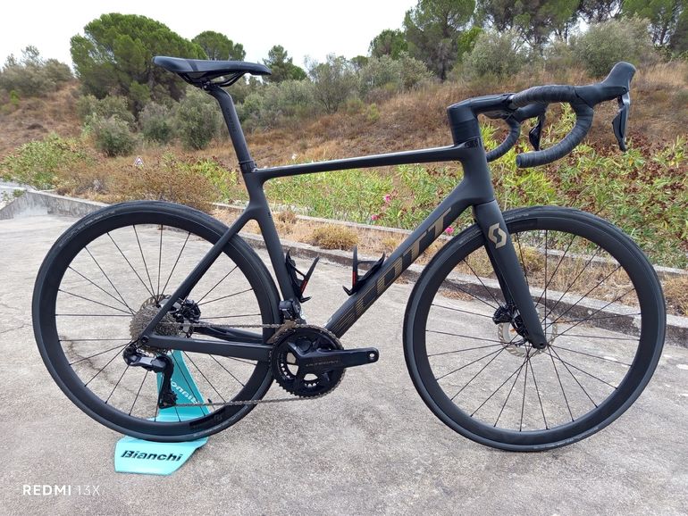 Scott Addict RC 15 2024 2024 Road & Gravel usato, Grigio chiaro — immagine 1 di 10