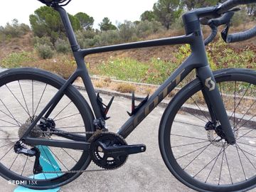 Scott Addict RC 15 2024 2024 Road & Gravel usato, Grigio chiaro — immagine 2 di 10