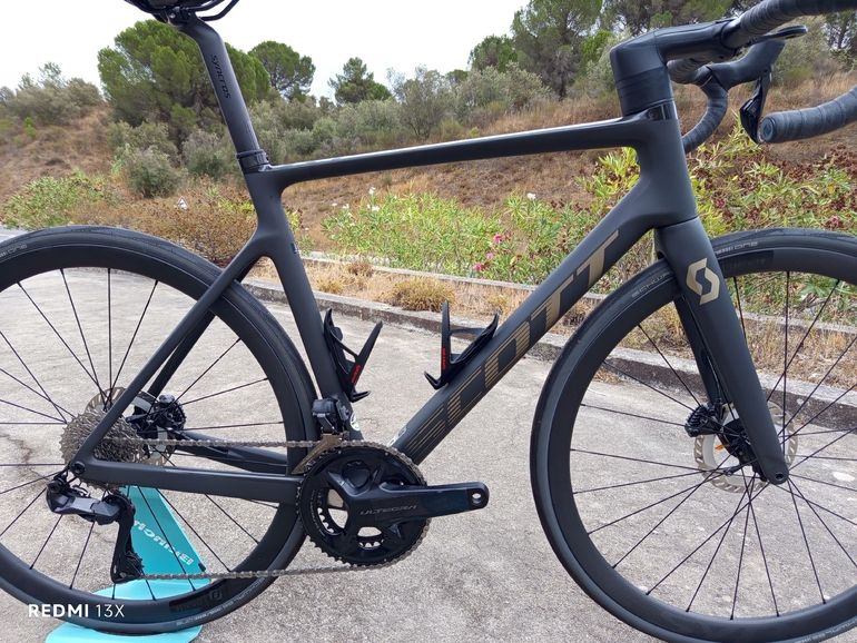 Scott Addict RC 15 2024 2024 Road & Gravel usato, Grigio chiaro — immagine 2 di 10