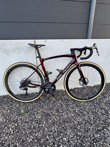 Gebrauchtes Eddy Merckx Em525 Shimano Ultegra Di2 2024 Road & Gravel, Rot — Bild 1 von 3
