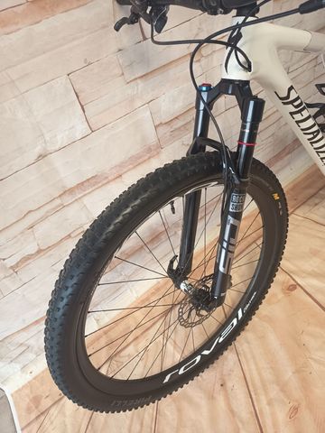 Used Specialized Epic Pro 2022 2022 Mountainbike, White, 29 — image 9 of 10