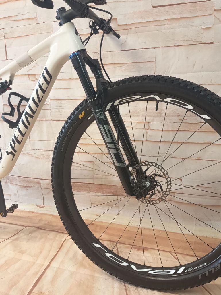 Used Specialized Epic Pro 2022 2022 Mountainbike, White, 29 — image 7 of 10