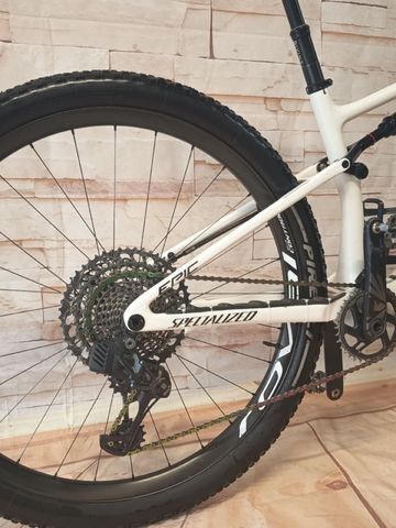 Used Specialized Epic Pro 2022 2022 Mountainbike, White, 29 — image 8 of 10