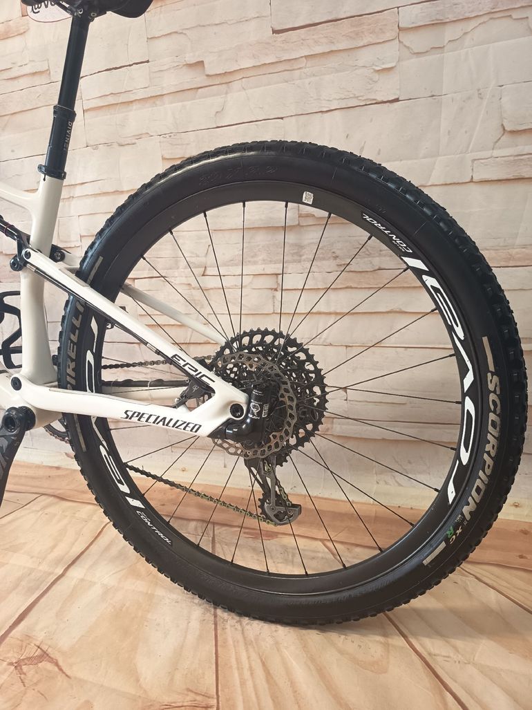 Used Specialized Epic Pro 2022 2022 Mountainbike, White, 29 — image 3 of 10