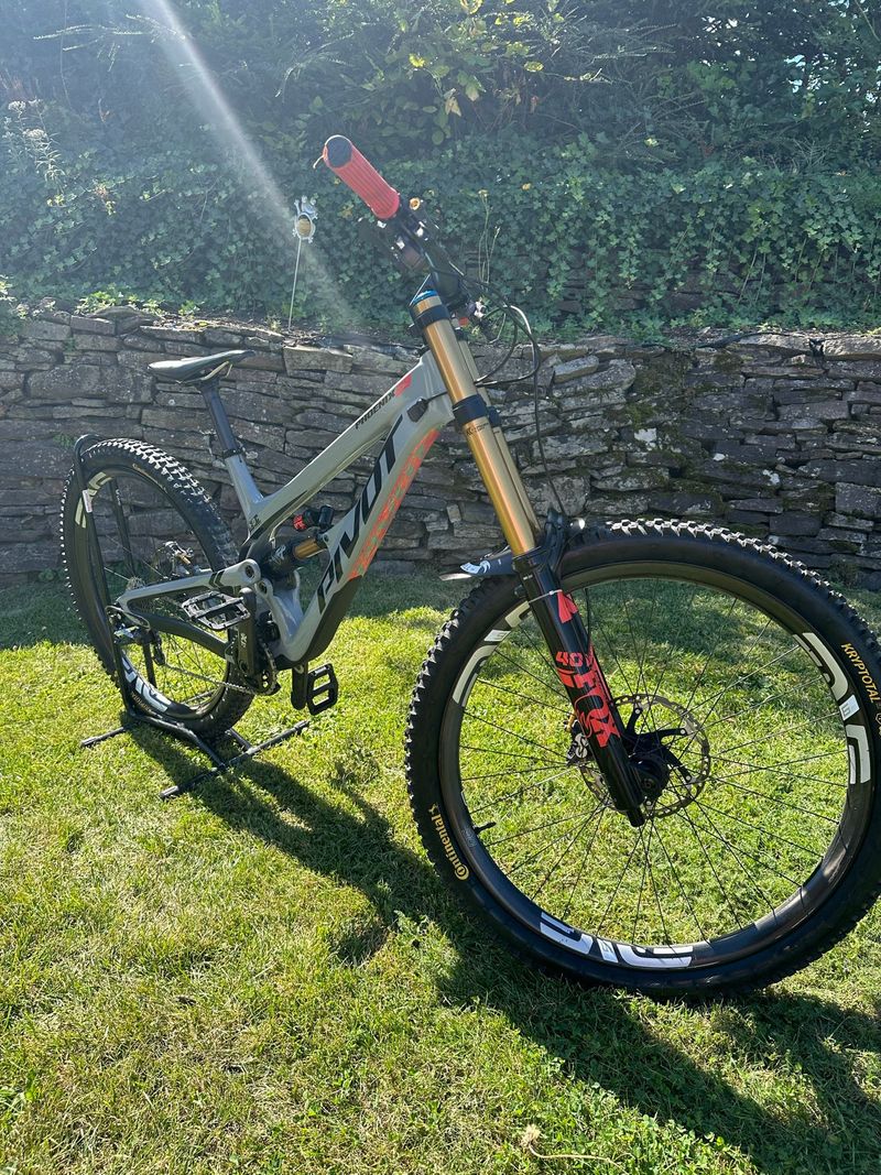 Used Pivot Phoenix 29 Pro Saint w/ Carbon Wheels 2021 2021 MTB