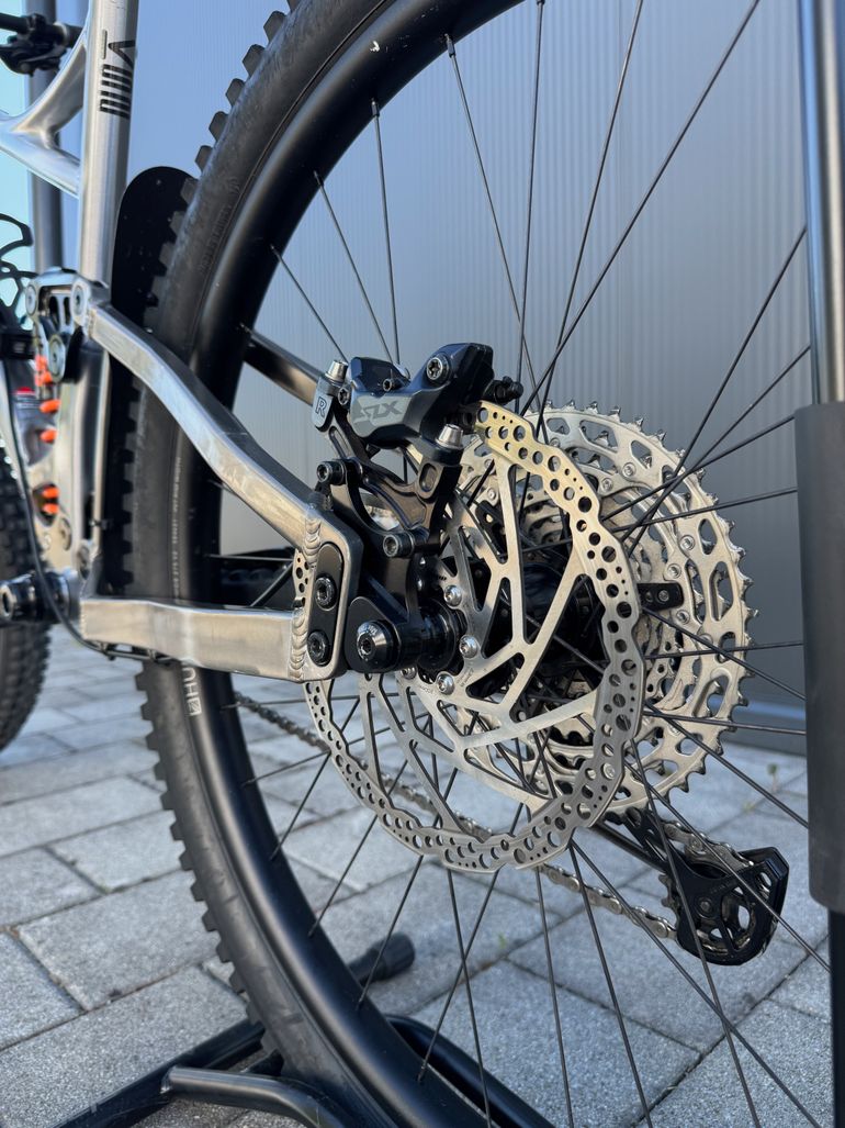 Używany Banshee Titan V3.2 2023 Mountainbike — zdjęcie 5 z 7