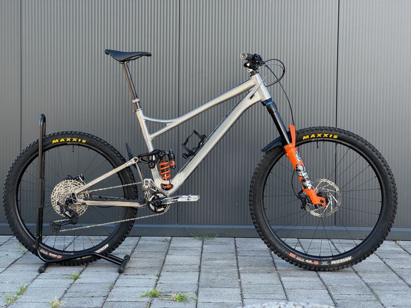 Used Banshee Titan V3.2 2023 MTB