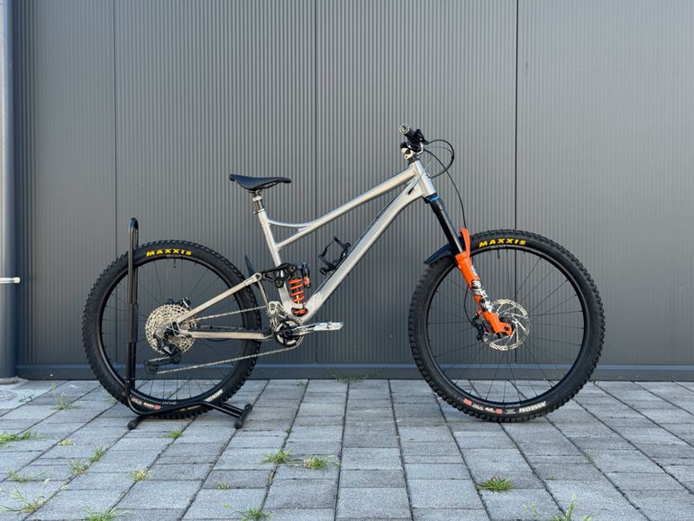 Używany Banshee Titan V3.2 2023 Mountainbike — zdjęcie 3 z 7