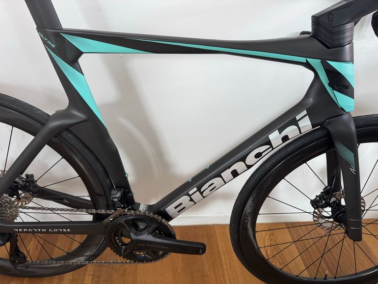 Used Bianchi Oltre RC van 2026 met Shimano Ultegra Di2 2026 Road & Gravel, Black — image 3 of 16