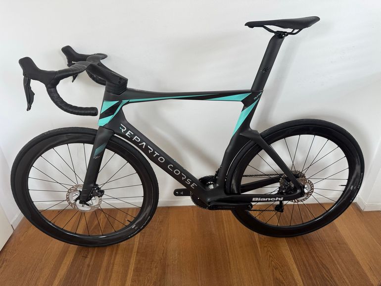 Used Bianchi Oltre RC van 2026 met Shimano Ultegra Di2 2026 Road & Gravel, Black — image 11 of 16