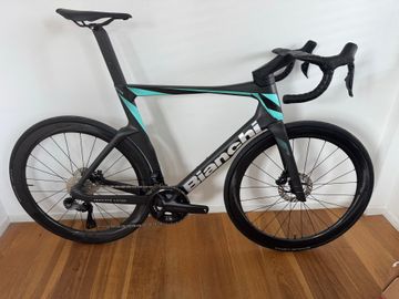Used Bianchi Oltre RC van 2026 met Shimano Ultegra Di2 2026 Road & Gravel, Black — image 1 of 16