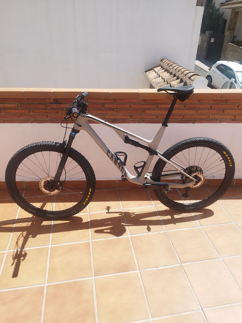 Käytetty Canyon Lux Trail CF 7 2022 2022 MTB