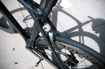 Used Trek MADONE Project-ONE/RAW-Carbone/SRAM RED ETAP/Gr.56/6, 9(!)kg 2020 Road & Gravel, Light Gray — image 11 of 13
