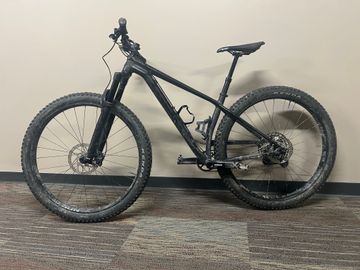 Used Trek Stache 7 2018 2018 Mountainbike, Black, 29 — image 1 of 9