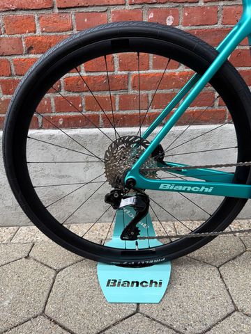 Bianchi Infinito Shimano 105 Di2 2027 Road & Gravel d'occasion — image 2 sur 16