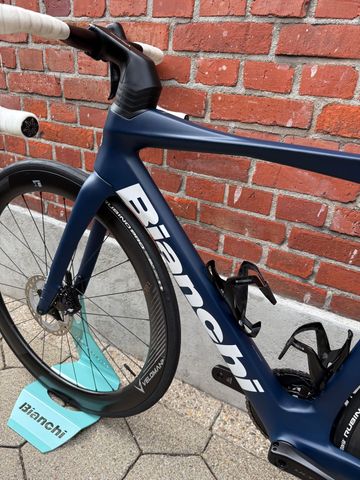 Used Bianchi Oltre Shimano Ultegra Di2 2025 Road & Gravel, Blue — image 15 of 15
