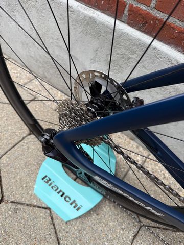 Used Bianchi Oltre Shimano Ultegra Di2 2025 Road & Gravel, Blue — image 11 of 15