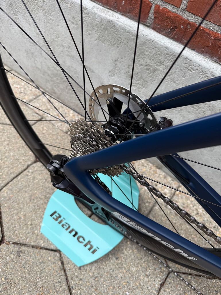 Used Bianchi Oltre Shimano Ultegra Di2 2025 Road & Gravel, Blue — image 11 of 15