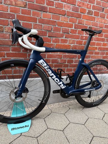 Used Bianchi Oltre Shimano Ultegra Di2 2025 Road & Gravel, Blue — image 13 of 15