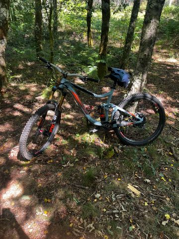 Used Giant Reign SRAM GX 2019 Mountainbike, Orange — image 3 of 3