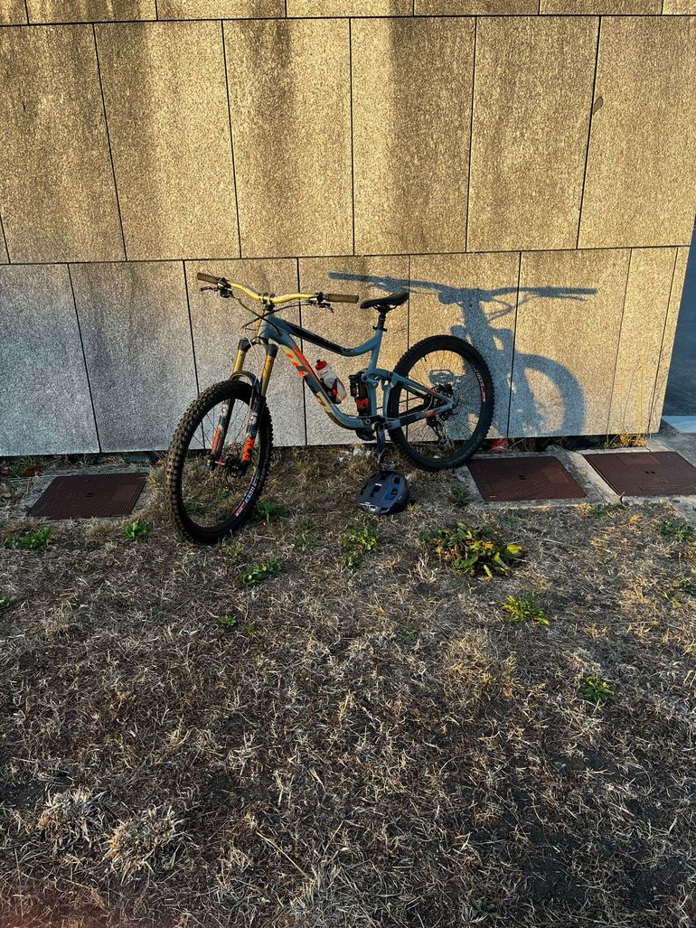 Used Giant Reign SRAM GX 2019 Mountainbike, Orange — image 1 of 3