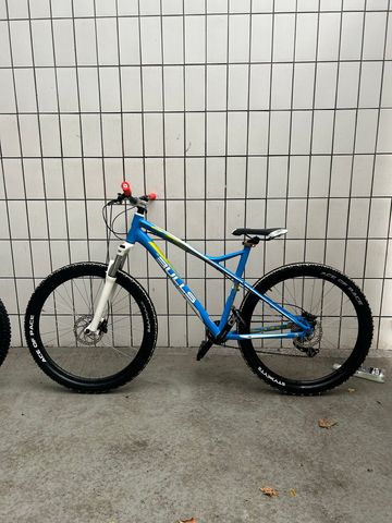 BULLS Sharptail Shimano Altus 2017 Mountainbike usato, Blu — immagine 1 di 11