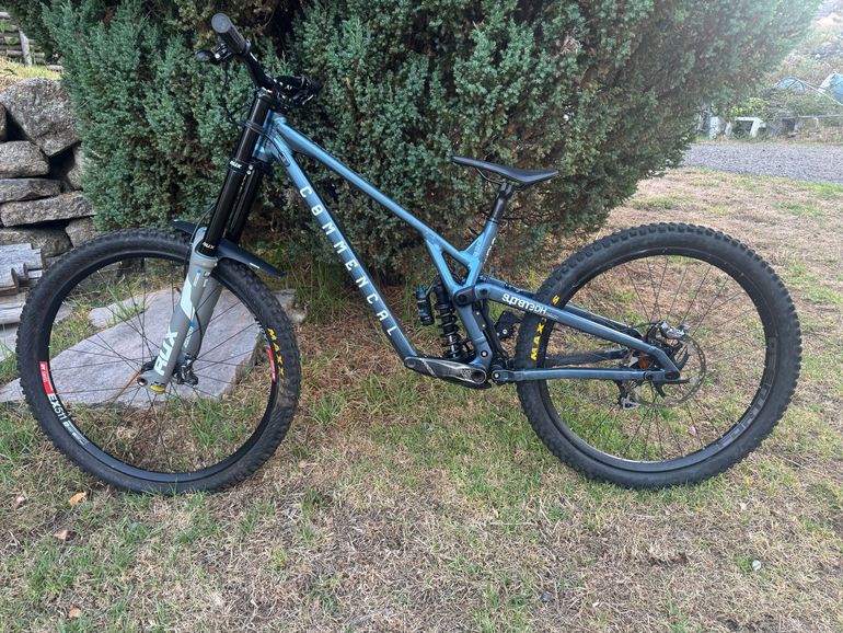 Commencal supreme v5 2024 Mountainbike d'occasion — image 5 sur 8