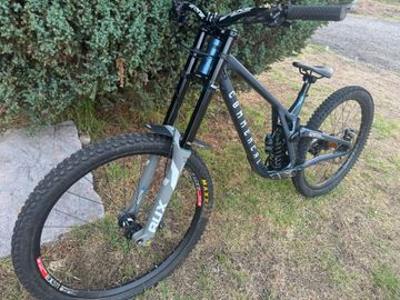 Commencal supreme v5 2024 Mountainbike d'occasion — image 6 sur 8