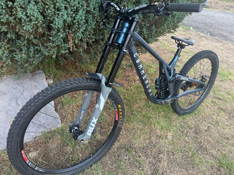 Commencal supreme v5 2024 Mountainbike d'occasion — image 6 sur 8
