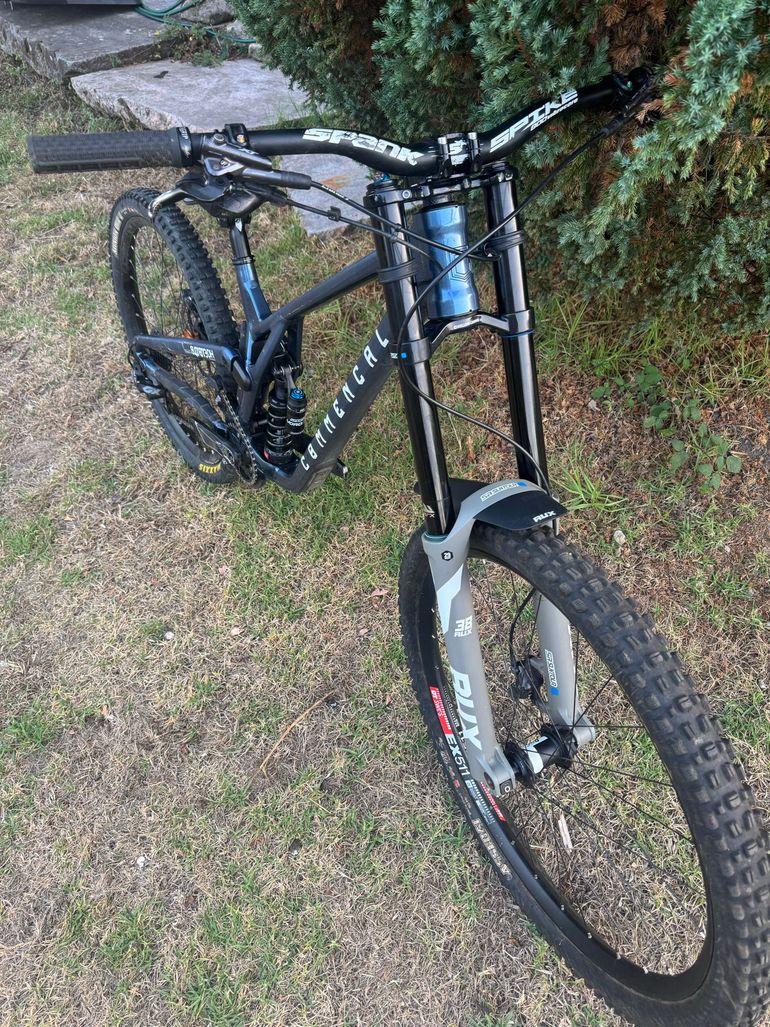 Commencal supreme v5 2024 Mountainbike d'occasion — image 3 sur 8