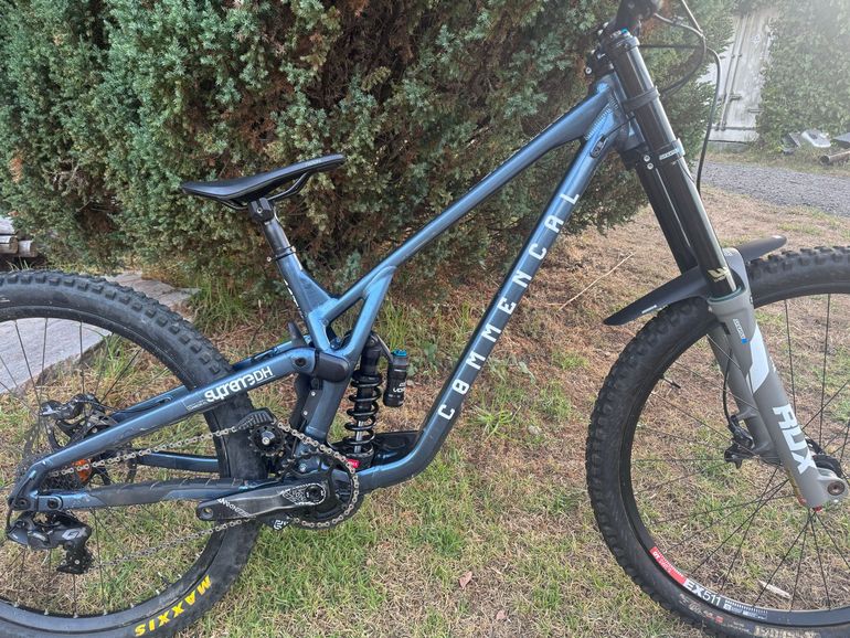 Commencal supreme v5 2024 Mountainbike d'occasion — image 2 sur 8