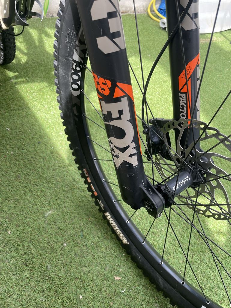Pivot Firebird 29 Race XT 2021 2021 Mountainbike usato, Grigio chiaro — immagine 12 di 21
