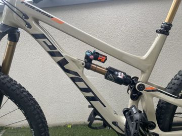Pivot Firebird 29 Race XT 2021 2021 Mountainbike usato, Grigio chiaro — immagine 16 di 21