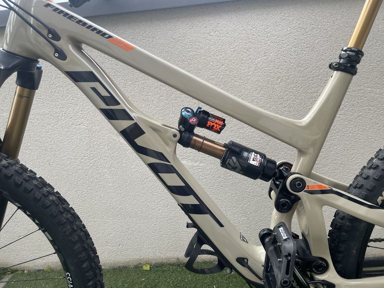 Pivot Firebird 29 Race XT 2021 2021 Mountainbike usato, Grigio chiaro — immagine 16 di 21