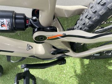 Pivot Firebird 29 Race XT 2021 2021 Mountainbike usato, Grigio chiaro — immagine 6 di 21