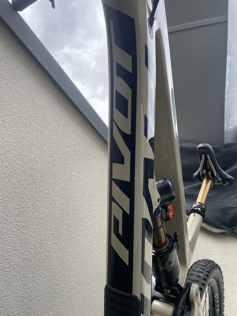 Pivot Firebird 29 Race XT 2021 2021 Mountainbike usato, Grigio chiaro — immagine 19 di 21