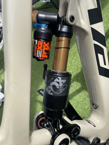 Pivot Firebird 29 Race XT 2021 2021 Mountainbike usato, Grigio chiaro — immagine 10 di 21