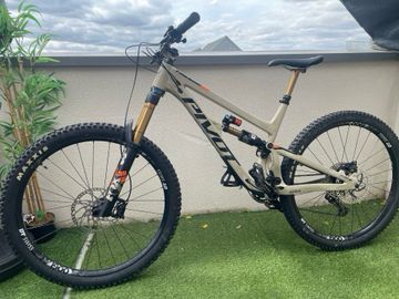 Pivot Firebird 29 Race XT 2021 2021 Mountainbike usato, Grigio chiaro — immagine 4 di 21