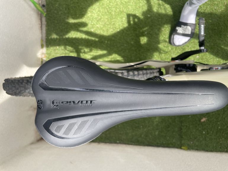 Pivot Firebird 29 Race XT 2021 2021 Mountainbike usato, Grigio chiaro — immagine 13 di 21