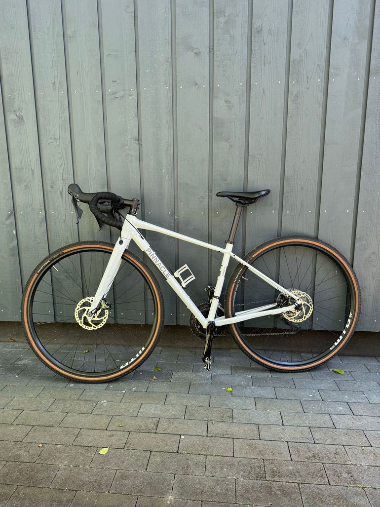Gebrauchtes Pinnacle Arkose R2 2020 2020 Road & Gravel, Weiß — Bild 2 von 12