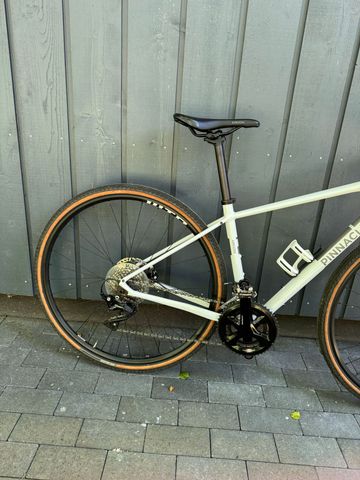 Gebrauchtes Pinnacle Arkose R2 2020 2020 Road & Gravel, Weiß — Bild 9 von 12