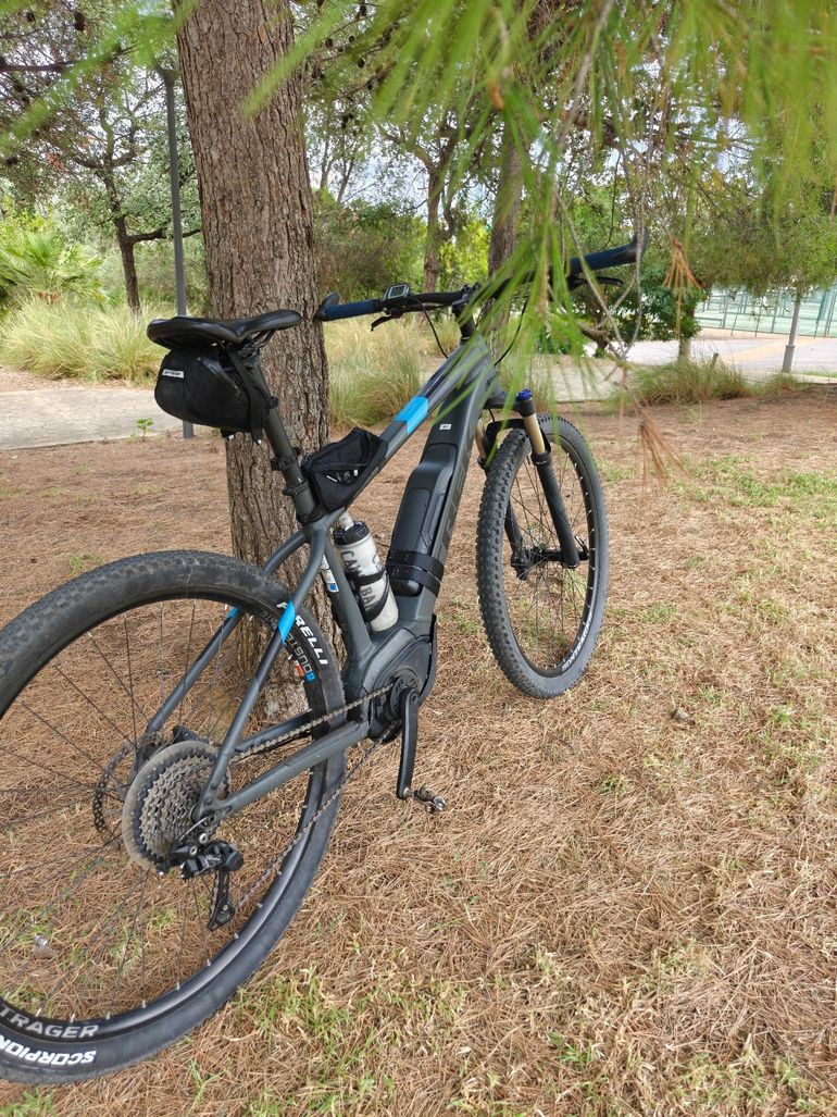Used Trek Powerfly 5 2018 2018 Mountainbike, Light Gray, 27.5, 29 — image 2 of 4