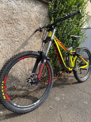 Tweedehands Giant Glory 27.5 2 2016 2016 Mountainbike — afbeelding 1 van 6