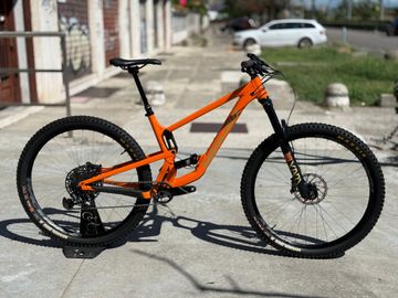Brugt Santa Cruz HIGHTOWER R / AL 2023 2023 Mountainbike — billede 1 af 10