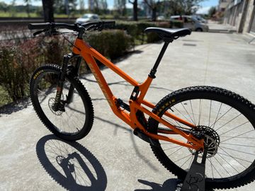 Brugt Santa Cruz HIGHTOWER R / AL 2023 2023 Mountainbike — billede 9 af 10